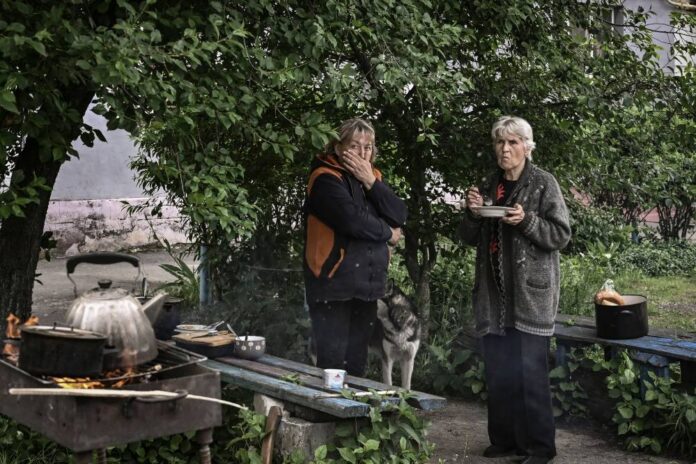 'Finding food': Russia severs link to Ukraine's besieged east