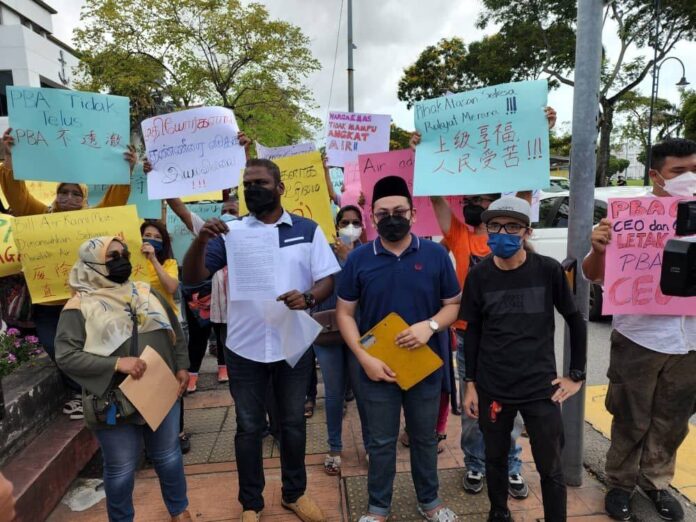Sungai Bakap residents hold peaceful demonstration outside Penang legislative assembly building over water issues