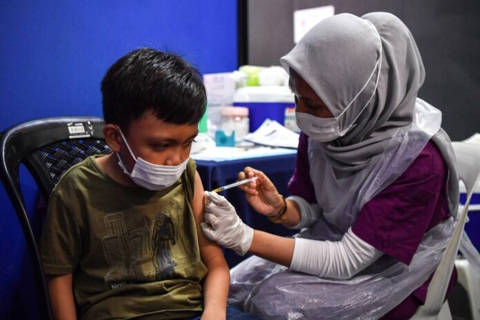 Deputy health minister: Govt not controlling Covid-19 vaccine prices at private health facilities