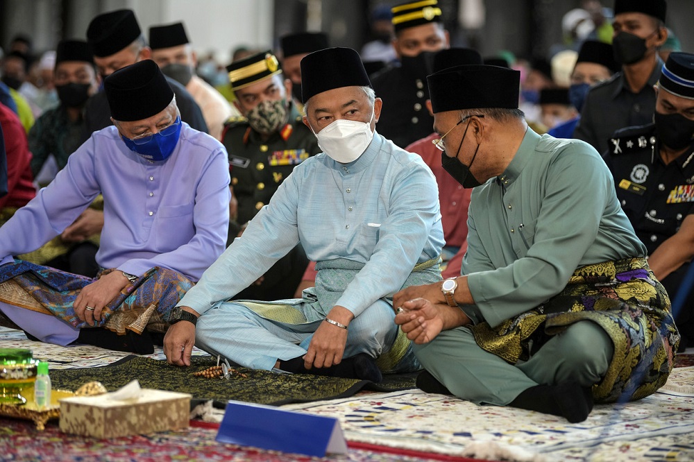 Agong, Raja Permaisuri perform Aidilfitri prayers at Federal Territory Mosque