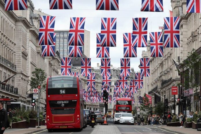 UK forgets crisis to party for queen's jubilee