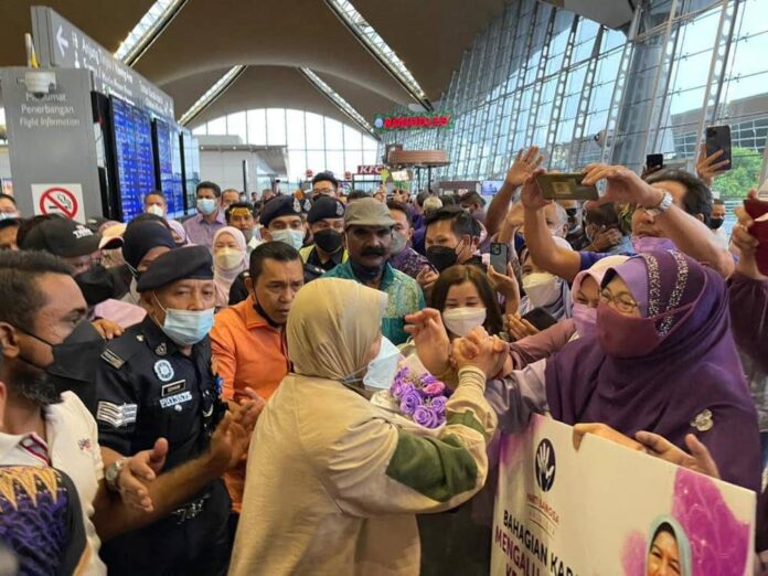 Hailed as 'Mother of Malaysian People' on return home, Zuraida says status in Cabinet not finalised yet (VIDEO)