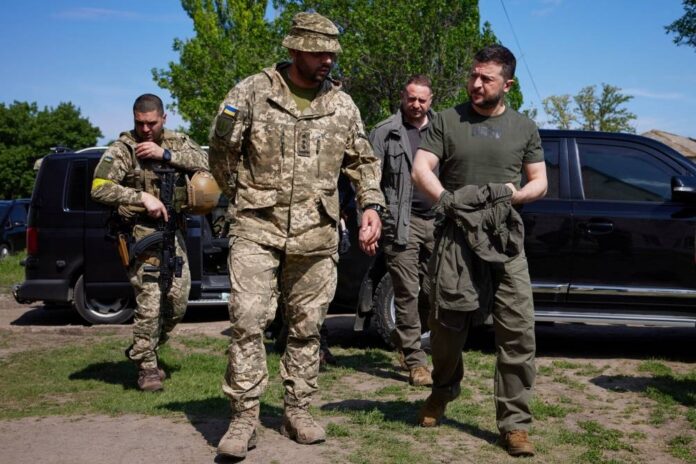Ukraine president visits frontlines as fighting rages