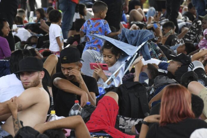 Thousands of migrants leave southern Mexico for US