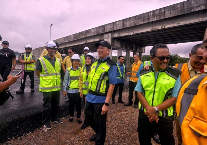 Govt to help Pan Borneo Highway contractors facing problems, says works minister