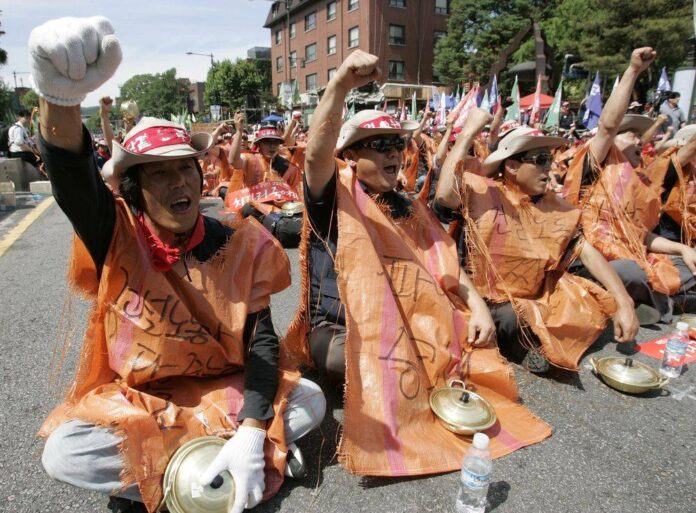 S.Korea union truckers continue strike, talks with govt stall