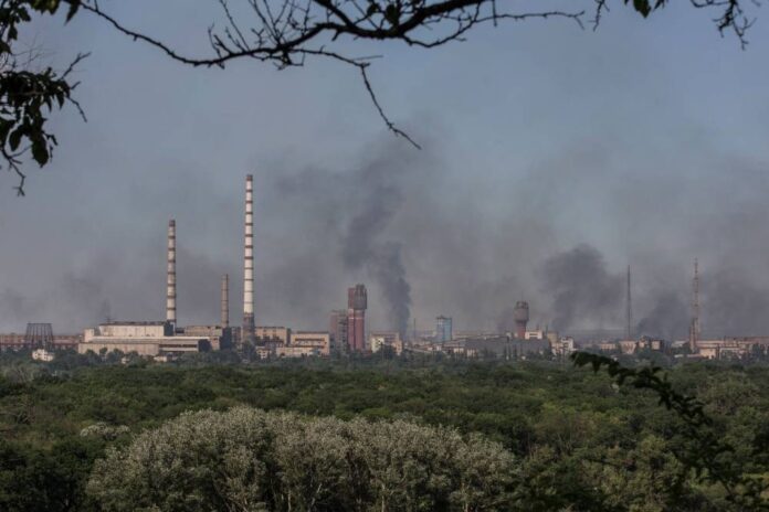 Russia destroys bridge over Ukrainian river, cutting escape route