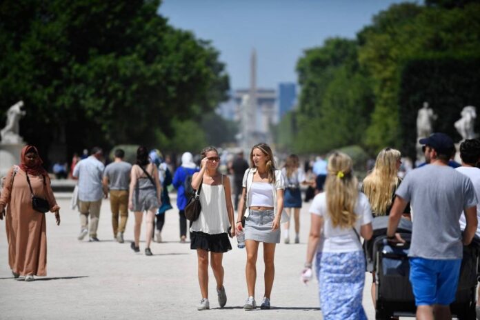Tourists in Paris lament construction works