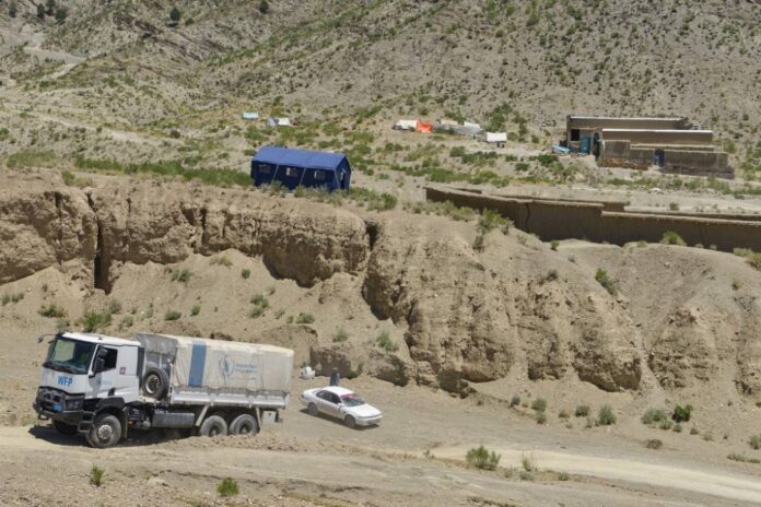 Afghan quake survivors without food and shelter as aid trickles in