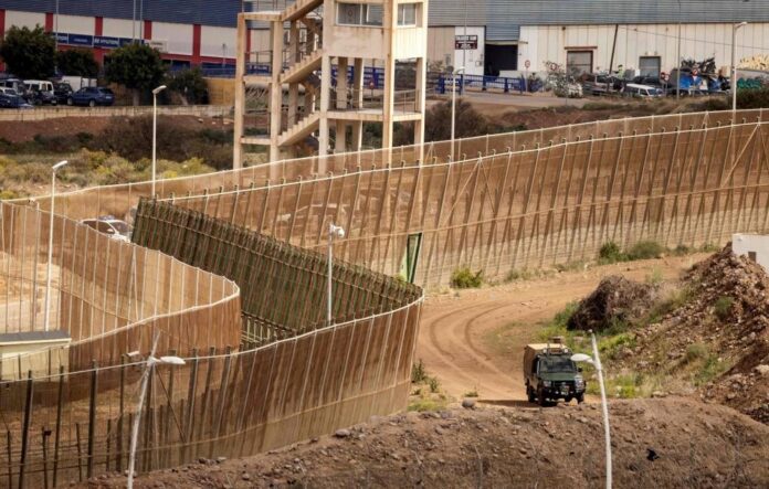 Thousands of migrants storm border fence in Spain's Melilla