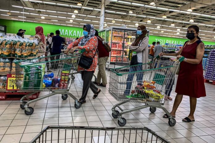 Consider tax breaks, cash aid for M40 too, economists tell Putrajaya as living costs soar