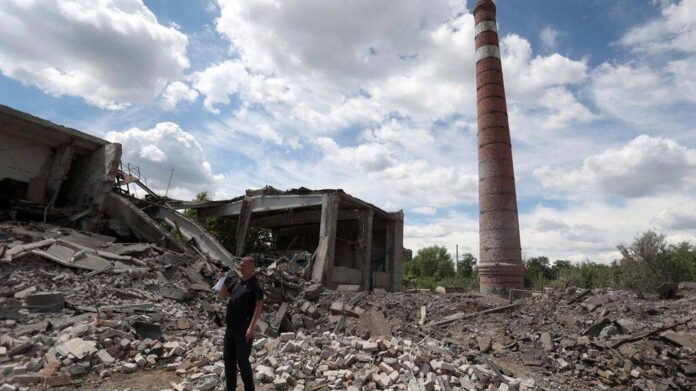 Russians 'fully occupy' Severodonetsk, shift focus to Lysychansk