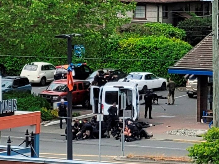 Canadian police kill two gunmen in bank shootout, find potential bomb