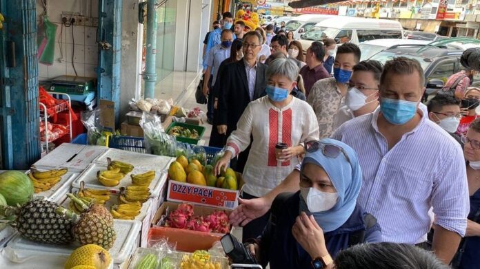 Penny Wong takes a stroll down memory lane on 'balik kampung' visit to Kota Kinabalu (VIDEO)