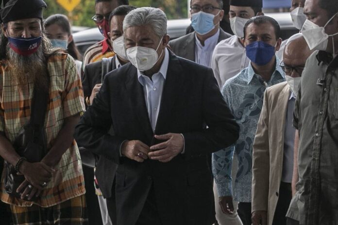 Prosecution asks 'naughty' Zahid to behave while testifying as court not 'kedai kopi'