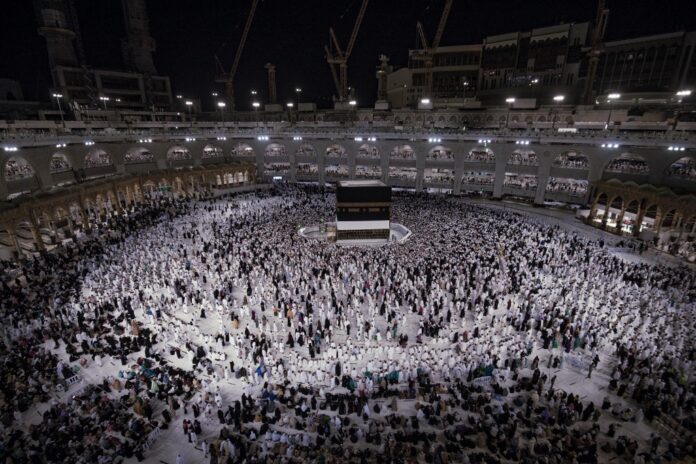 Muslim pilgrims stream out of Mecca for hajj high point