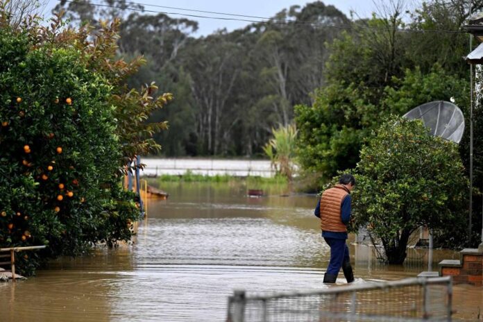 Sydney floods force thousands more to flee