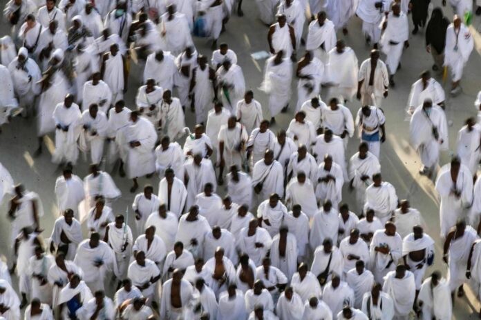 Thousands 'stone the devil' as packed hajj winds down