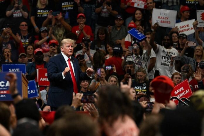 Trump campaigns with right-wing precursor Sarah Palin