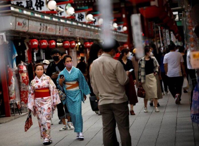 Japan warns of swiftly rising Covid cases, PM to give news conference