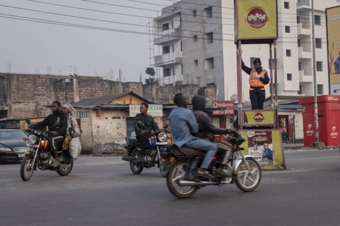 'A heart of love': Kinshasa locals reward honest cops
