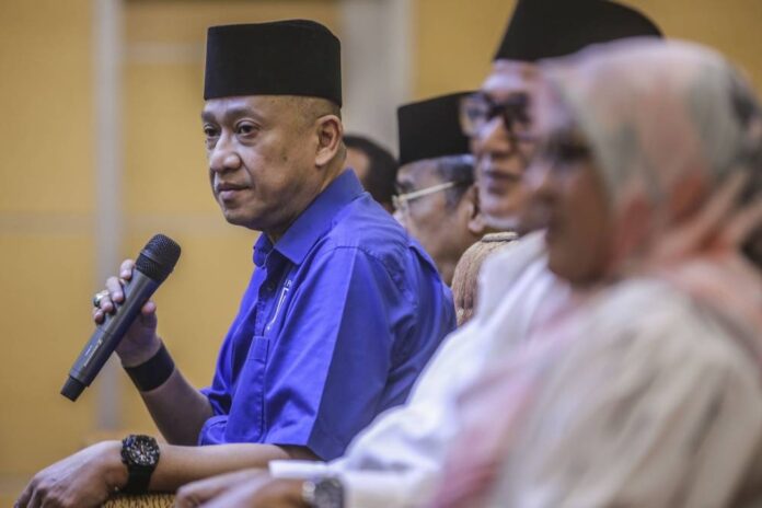 Nazri Aziz says his duty to defend current govt, irresponsible of Umno party mate to say PM can call elections anytime