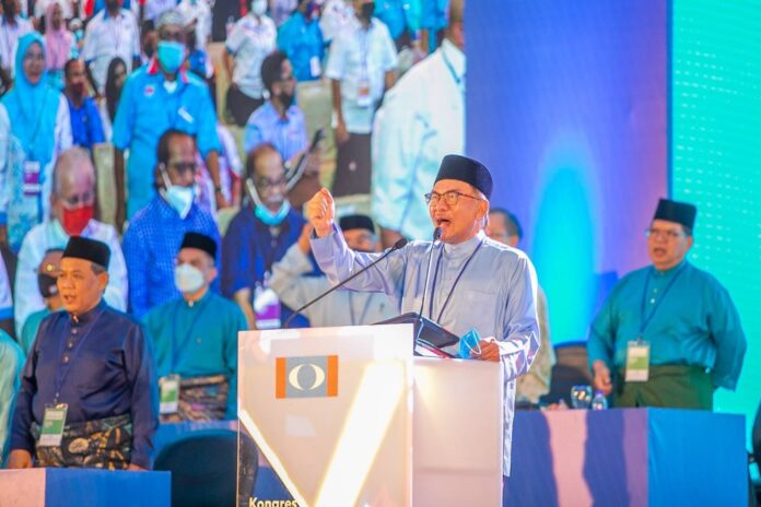 Anwar to PKR delegates: Find another president, I won't suck up to corrupt leaders just to be PM