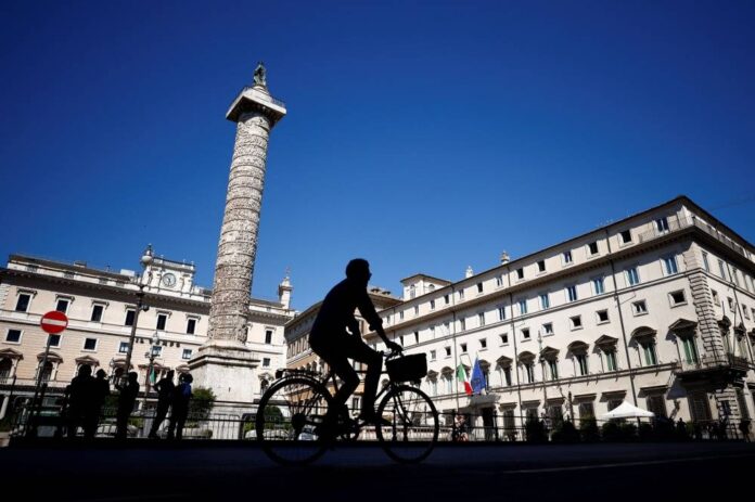 Italians ask Draghi to overcome political crisis, stay in office