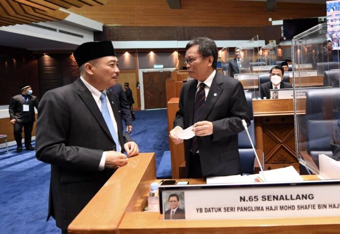 Shafie Apdal makes second attempt to debate Sulu sultanate claim in Sabah assembly, gets shot down by Speaker again