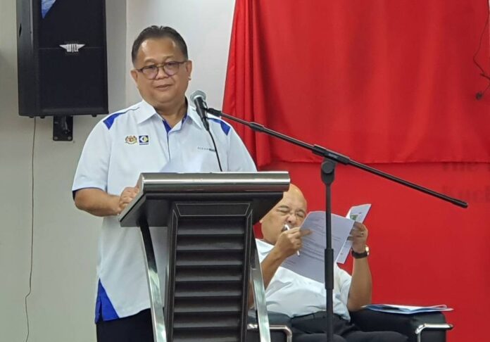 Domestic trade minister urges industry players to reduce cooking oil price as world's crude palm oil price is down