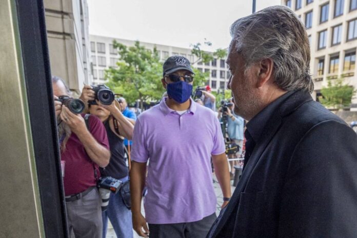 Prosecutors urge jurors to convict Trump ex-adviser Bannon