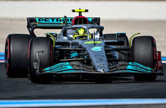 Hamilton admits Ferrari and Red Bull in 'place of their own'