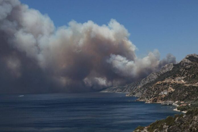 Hundreds evacuated from Greek resort as Lesbos fires rage