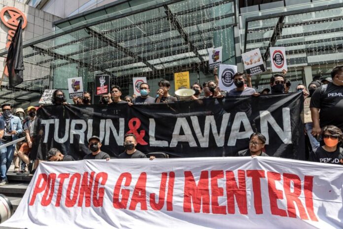 Which country has tackled inflation by slashing ministers' wages? Annuar Musa asks detractors