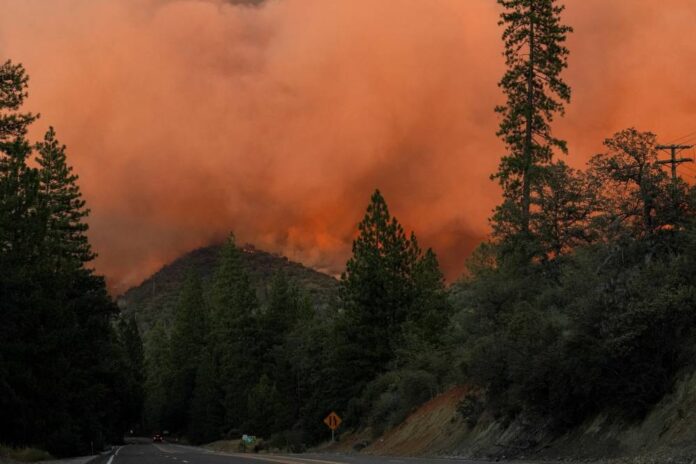 Firefighters begin to slow raging California wildfire near Yosemite