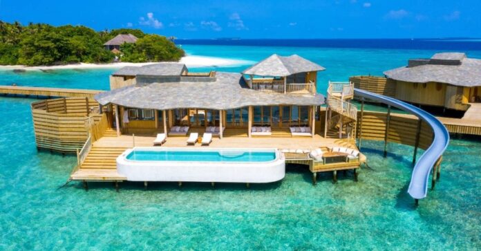 Luxury resort in Maldives seeking to hire a 'barefoot bookseller'