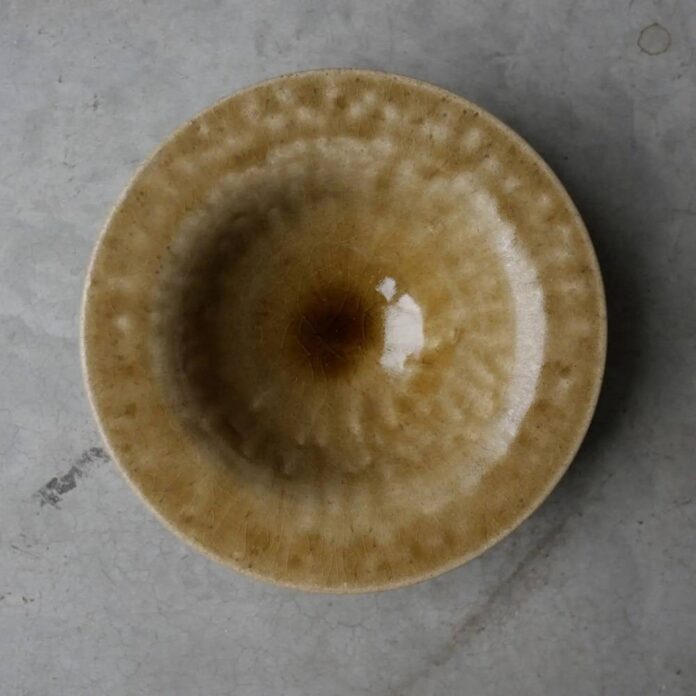 In this English eatery, fish and chips leftovers end up... in the plates!