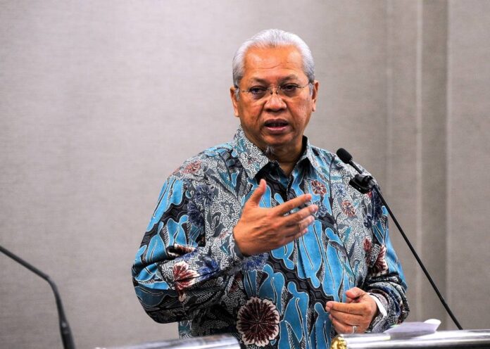 Communications minister: B40 varsity students to receive Samsung tablets from end of August under govt programme