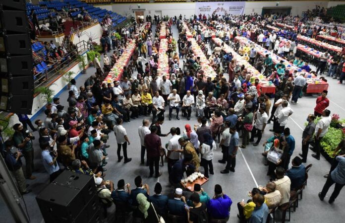 Thousands of Sarawakians join 'kenduri rakyat' with PM