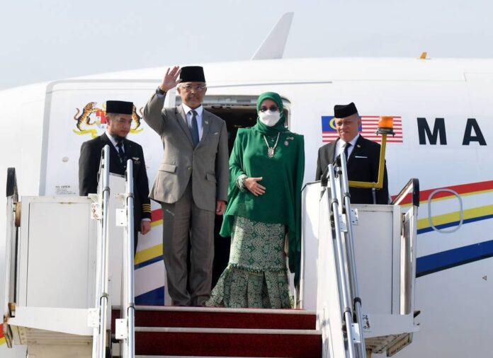King, Queen depart for Turkey on seven-day visit