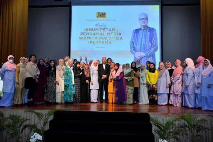 Govt prioritises and honours women, says PM