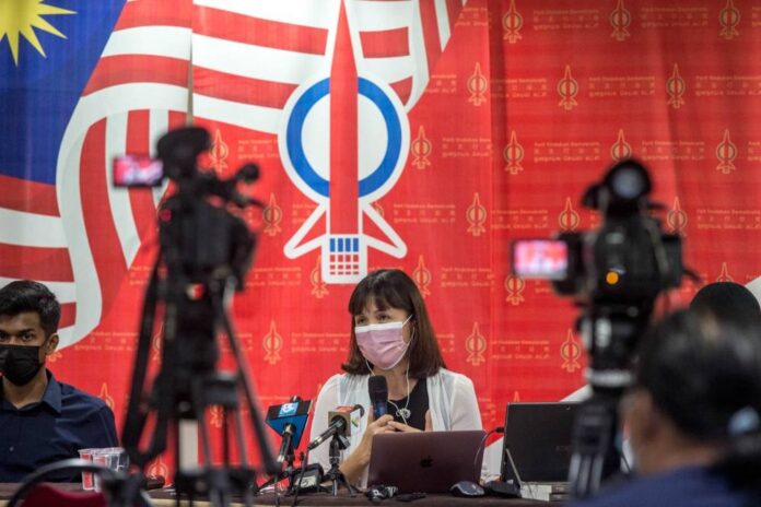 No need to 'whisper' into PM's ears if really sincere about automatic citizenship for overseas-born children of Malaysian women, Zahid told