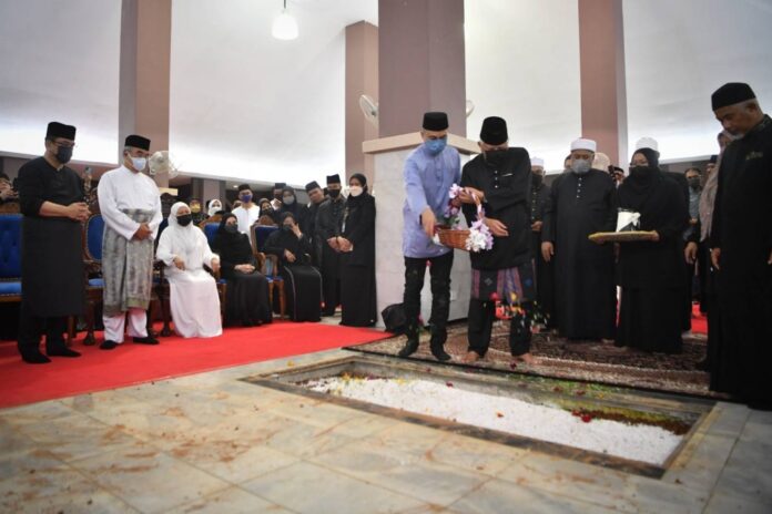 Former Melaka governor's wife laid to rest at Melaka Heroes' Mausoleum