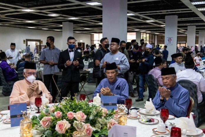 Bar says judges not beholden to politicians, as Zahid and Tok Mat slam the judiciary over Najib's case