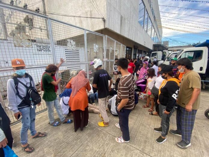 Dozens injured in Philippine crush for school cash handout