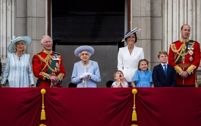 Crises threaten UK monarchy's image 25 years after Diana's death