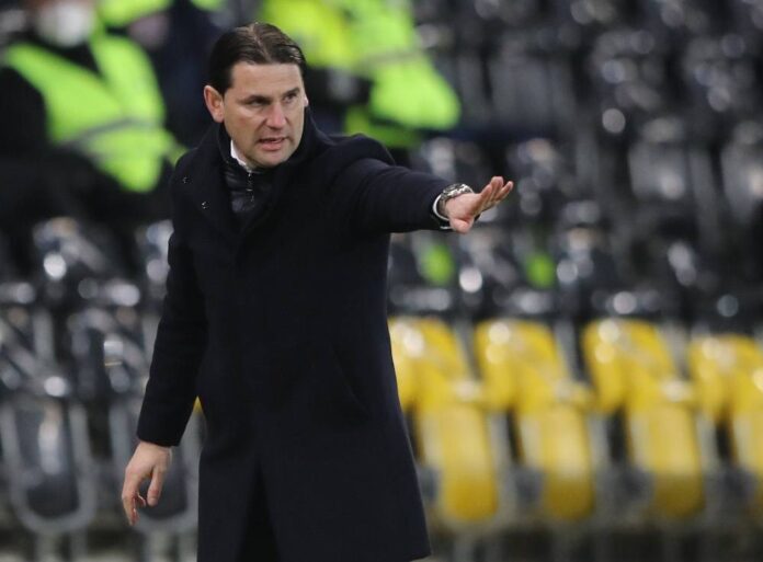 Leverkusen players must control emotions amid bad start, says coach