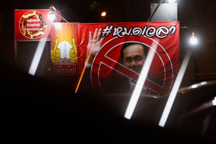 Suspended Thai PM Prayuth says to continue as defence minister