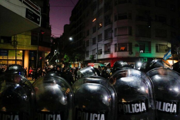Thousands in Argentina take to streets to defend embattled vice president