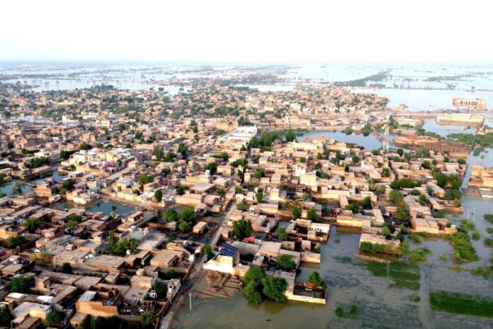 'Third' of Pakistan under water as flood aid efforts gather pace